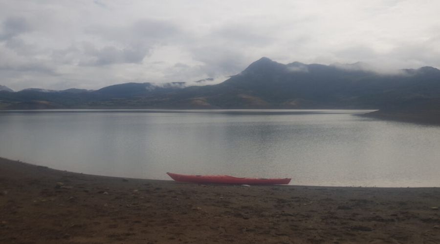 Surcando las aguas del embalse del Porma