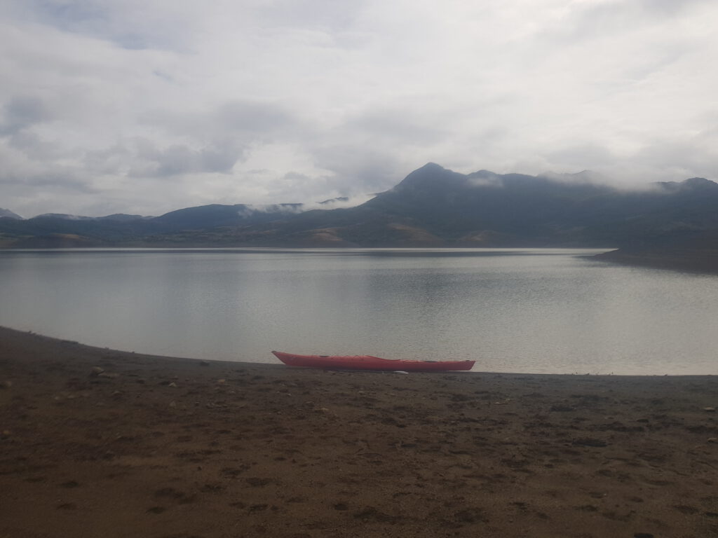 Surcando las aguas del embalse del Porma