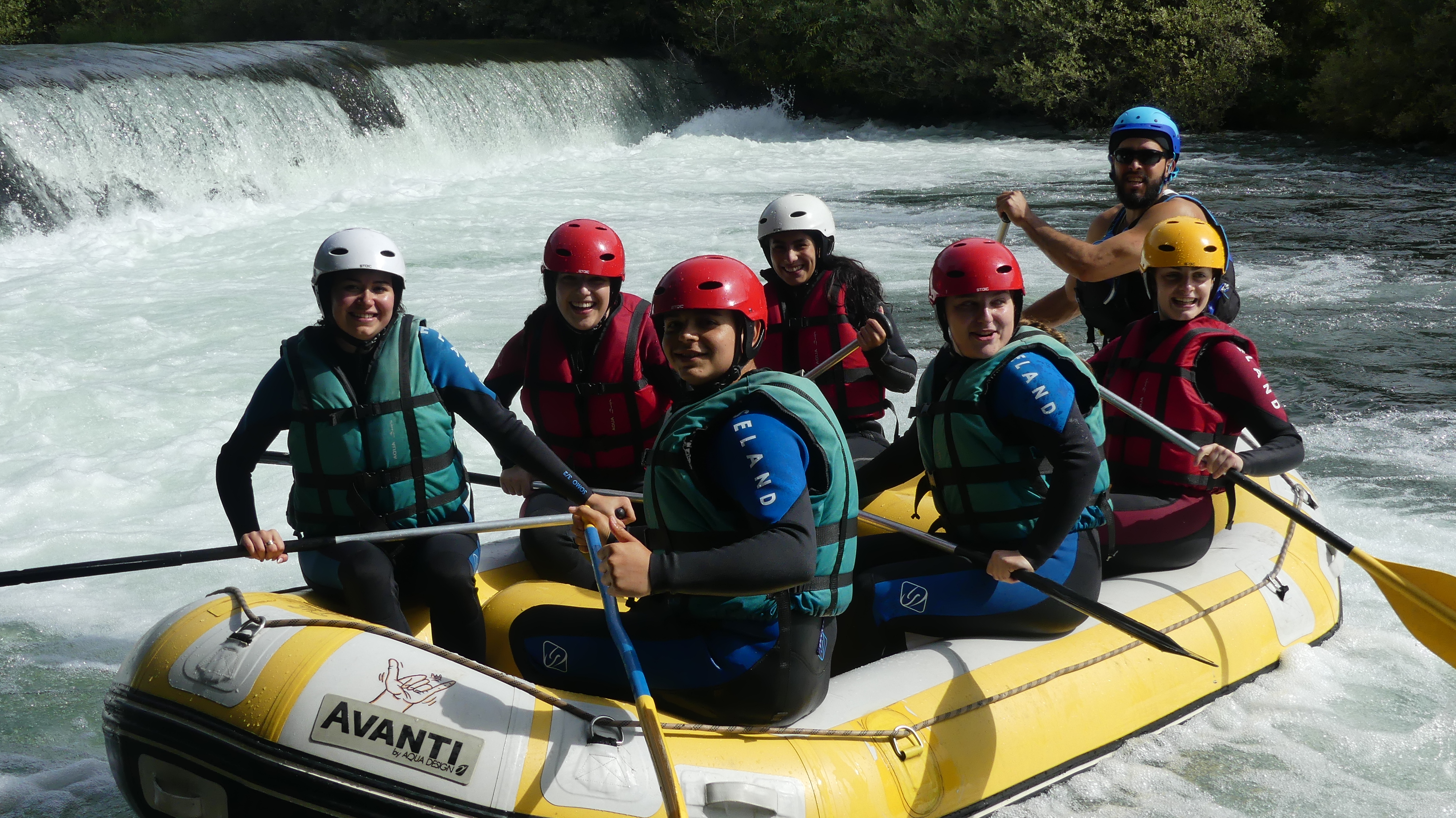 Grupo disfrutando del rafting en el río Porma en León
