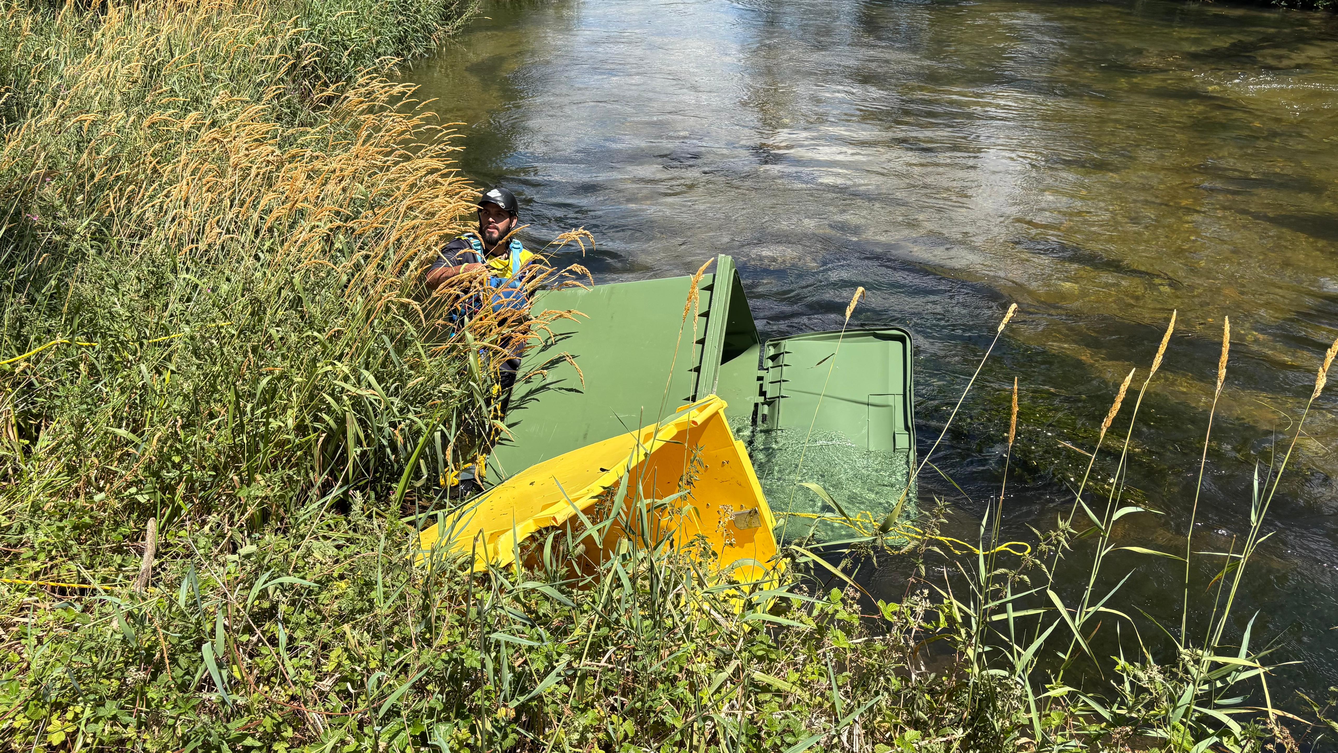 contenedores recuperados rio porma.jpg